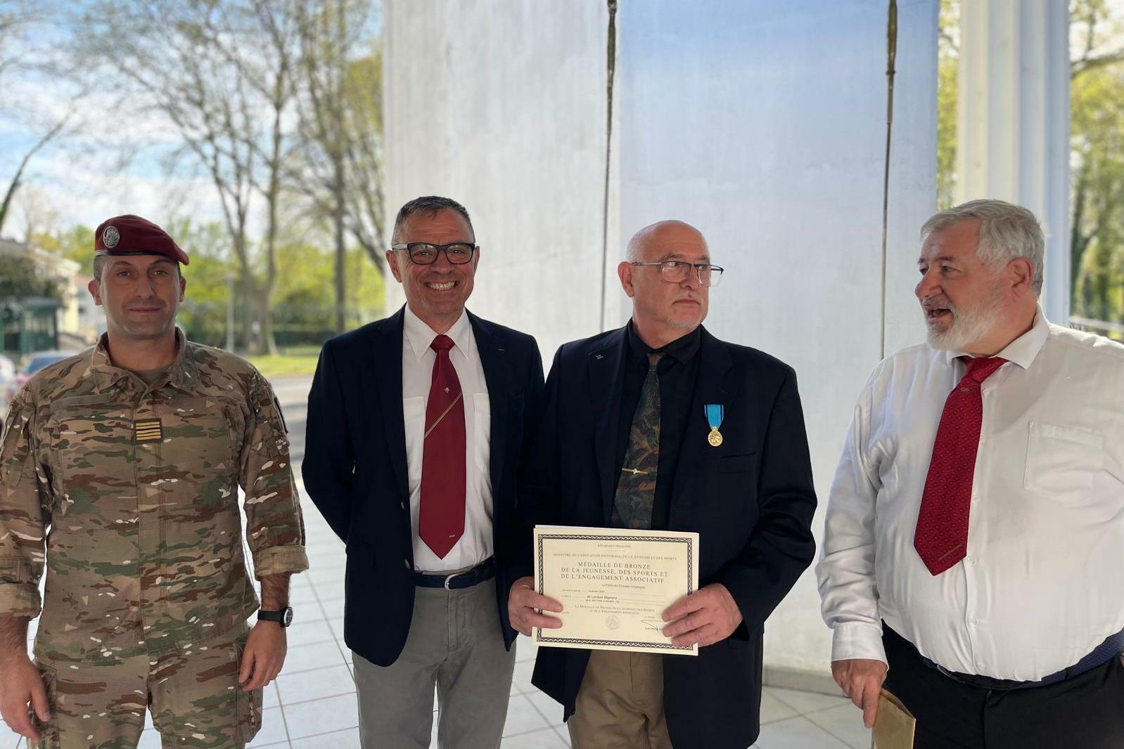 Pyrénées Atlantiques : remise de médaille à M. Stéphane LOMBART