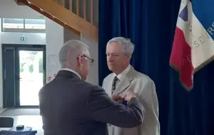 Deux-Sèvres : James MAZURIE promu officier de l'Ordre National du Mérite