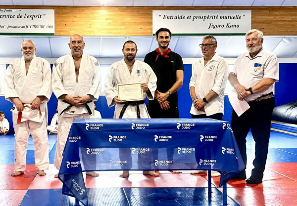 Pyrénées-Atlantiques : remise médaille ministérielle à M. Thierry GOYENECHE