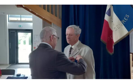 Deux-Sèvres : James MAZURIE promu officier de l'Ordre National du Mérite