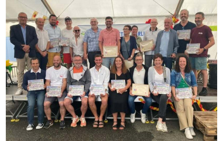 Pyrénées Atlantiques : remise de trophées au comité des fêtes de Garlin